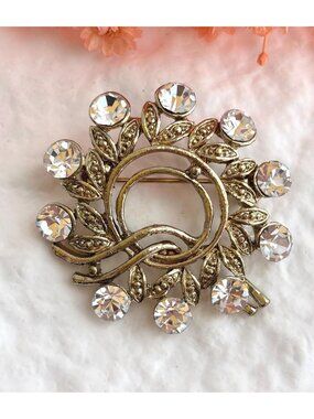 Wreath Shaped Rhinestoned Framed Gold Toned 80's Style Vintage Jewelry Brooch